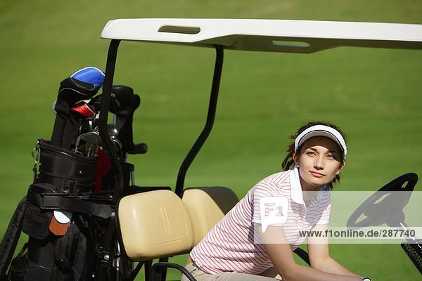 Seitenansicht einer Frau sitzen in einem Golf-cart