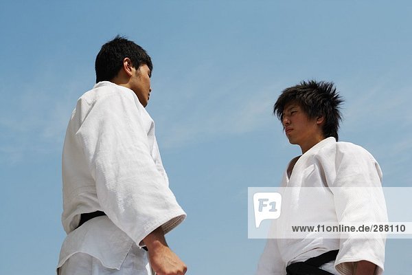 Zwei Männer im Wettbewerb in einem Judo-Match