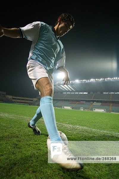 Fußball-Spieler einen Ball dribbeln