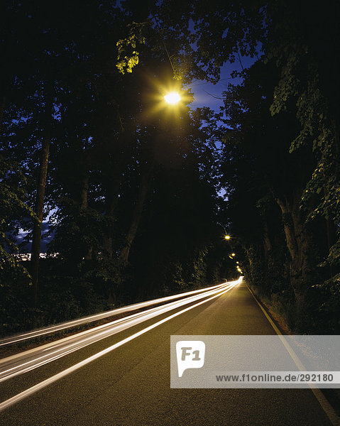 Lichter aus Autos auf einer Straße.