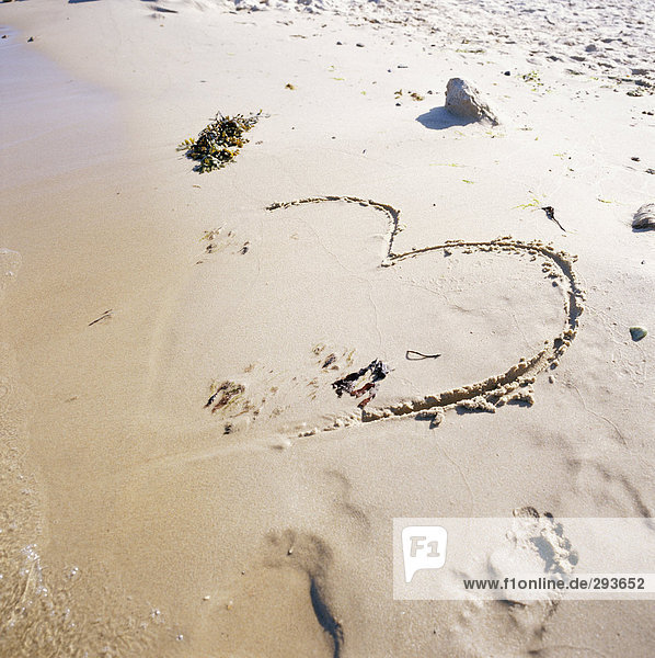 Ein Herz in Sand eingeprägt.