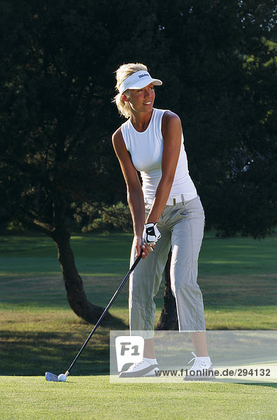 Eine Frau Golf zu spielen.