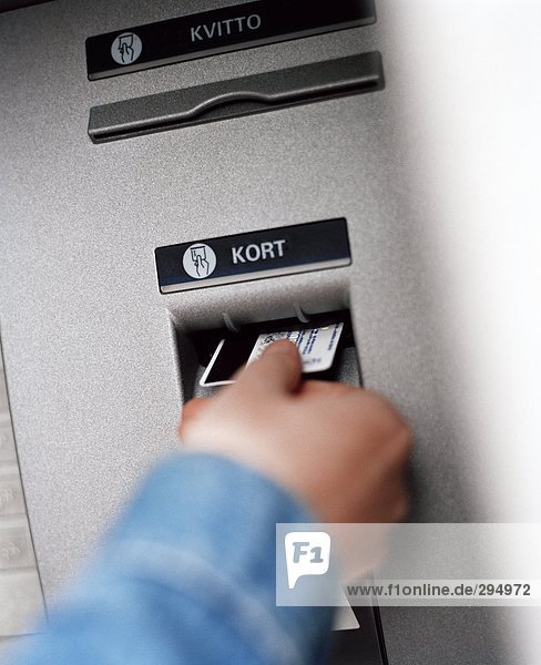 Eine Karte in einem Geldautomaten.