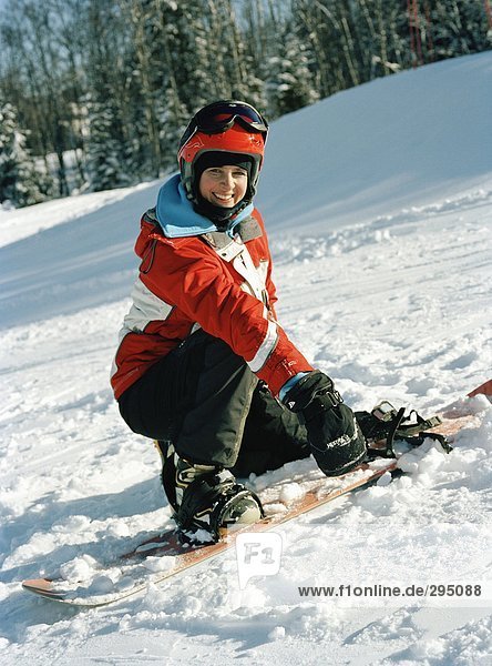 Eine Frau auf Snowboard.