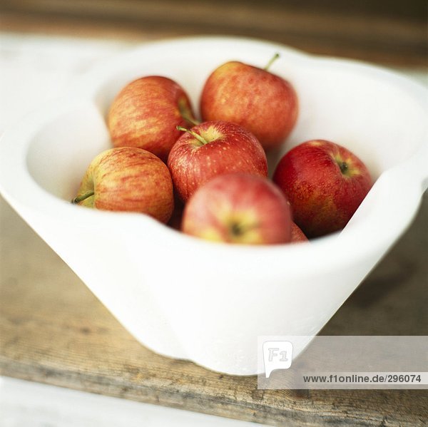 Äpfel in einer Schüssel mit einer Tabelle Nahaufnahme.