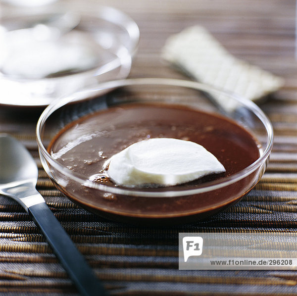 Eine Schüssel Suppe Schokolade mit Sahne Nahaufnahme.