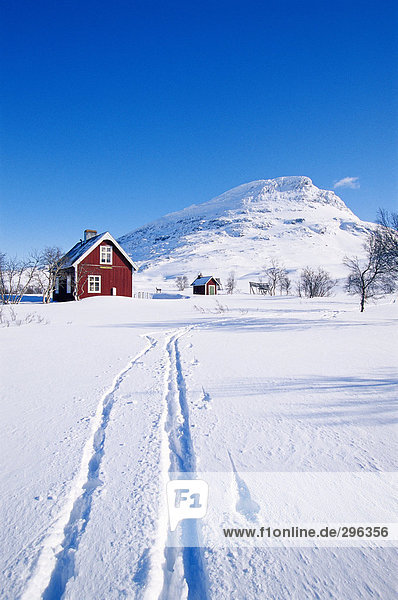 Spur Wohnhaus Hügel Hintergrund rot Schnee