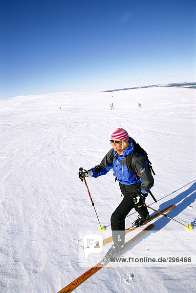 Eine weibliche Skifahrer.