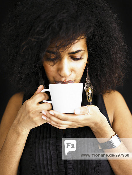 Frau aus einer Tasse trinken.