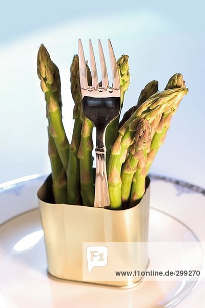 Nahaufnahme der Spargel und Gabel auf Platte