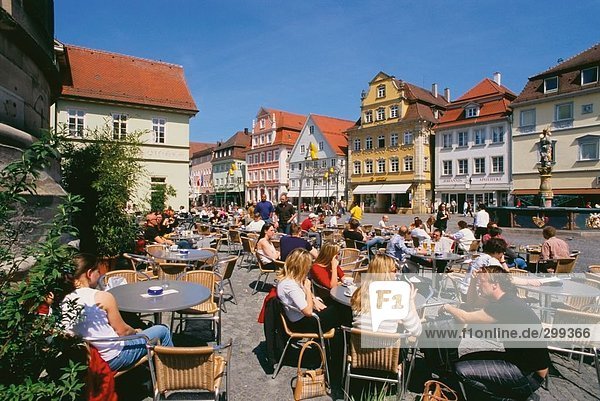 Touristen sitzen am Bürgersteig Café  Schwäbische Alb  Baden-Württemberg  Deutschland