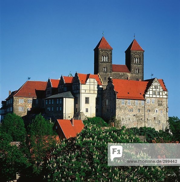Kathedrale gegen klaren blauen Himmel  Quedlinburg  Deutsch