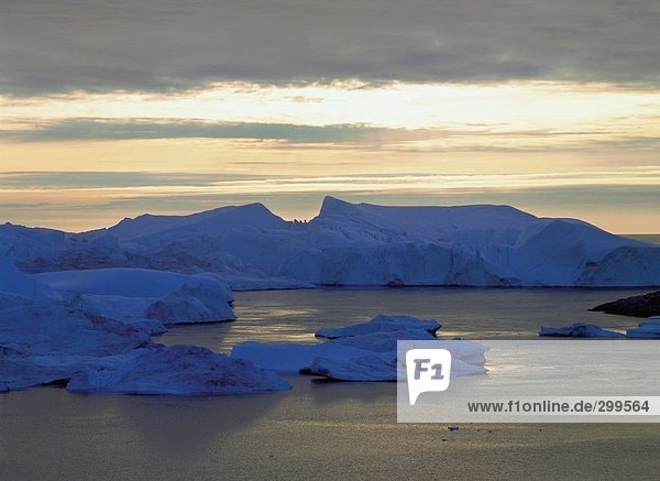 Eisberge bei Dämmerung  Ilulissat  Grönland