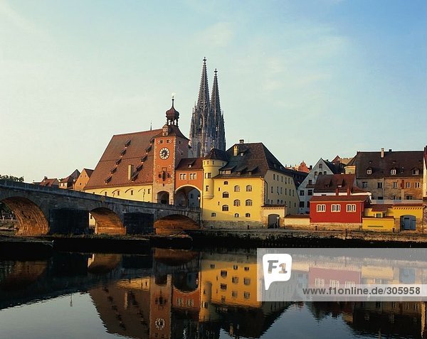 Brücke über Fluss in der Stadt Regensburg  Deutschland