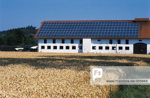 Solar-Panels über aufbauend auf Landschaft