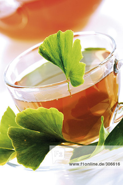 Tasse Ginko-Tee mit Ginko-Blättern