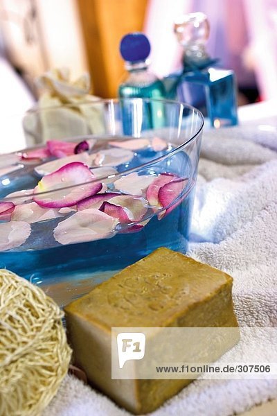 Olive Soap mit Luffa und Parfüm-Flaschen
