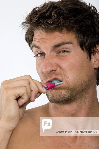 Junger Mann beim Zähneputzen  Portrait
