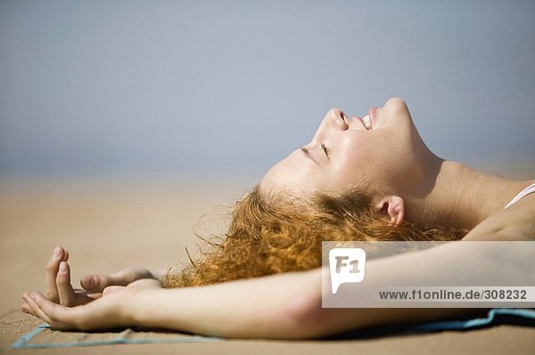 Junge Frau entspannt am Strand  Nahaufnahme