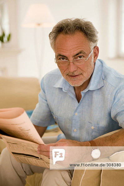 Erwachsener Mann mit Zeitung  Nahaufnahme  Porträt