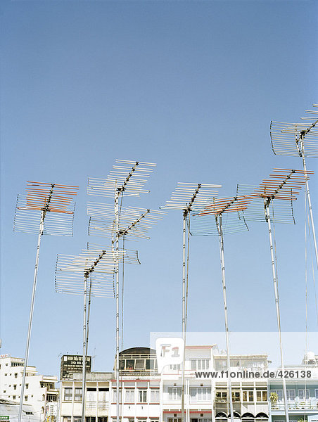 TV-Antennen von einem blauen Himmel.