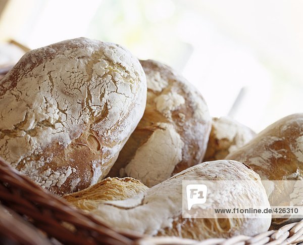 Hausgemachtes Brot in einem Korb.