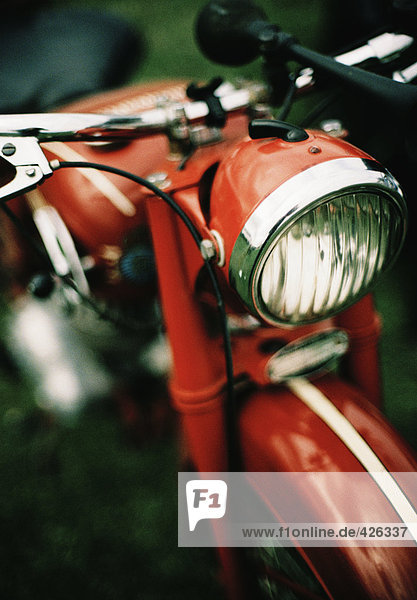 Ein red Husqvarna Moped.