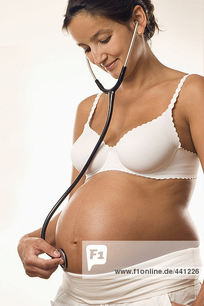 Schwangere mit Stethoskop am Bauch  Nahaufnahme