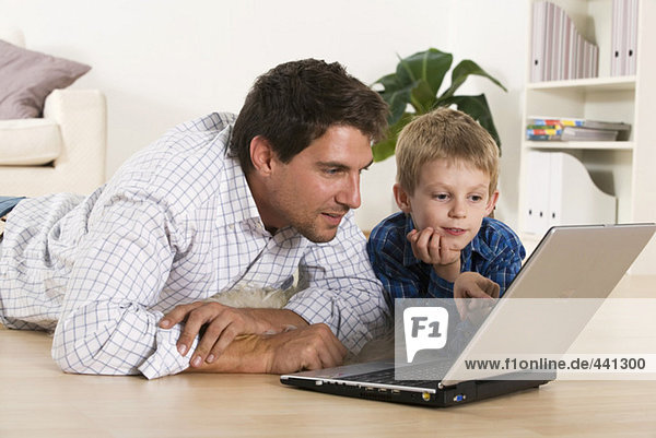 Vater und Sohn (6-7) mit Laptop  Nahaufnahme