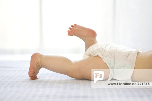 Junge (6-12 Monate) auf dem Bauch liegend  niedriger Schnitt