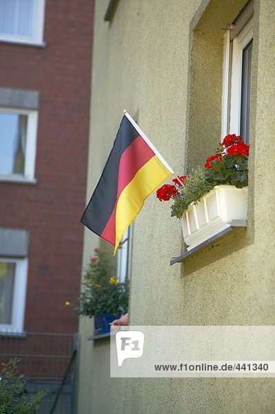 Deutsche Flagge im Blumenkasten
