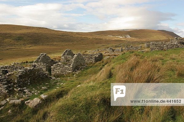 Ruinen auf ländliche Landschaft  Achill Island  County Mayo  Irland