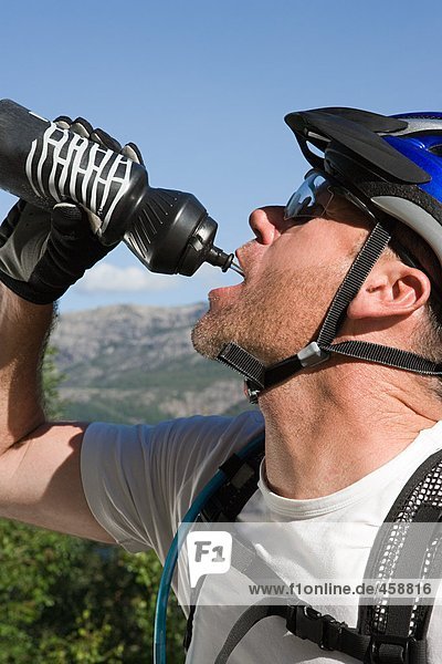 Mountainbiker trinken aus der Flasche