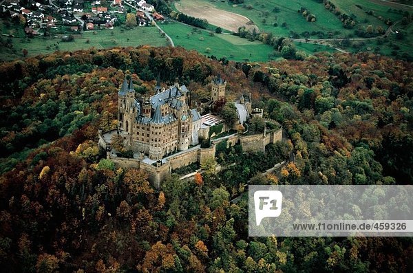 Luftbild der Burg umgeben von Herbstbäume  Burg Hohenzollern  Schwäbischen Alb  Baden-Württemberg  Deutschland