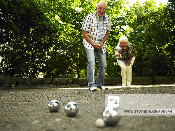 Senior Senioren Staatsbürger Boccia spielen