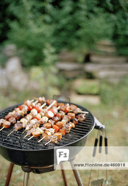 Spieße auf dem Grill.