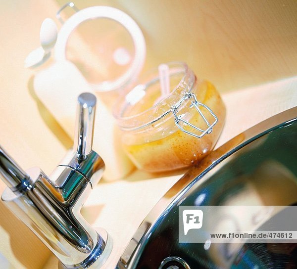 Nahaufnahme von Glas und Kunststoff-Flasche auf Waschbecken