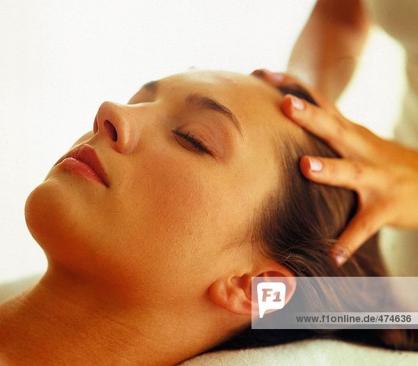 Junge Frau Haare Massage von Therapeuten erhalten