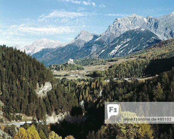 10031923  Berg Landschaft  Schloss Tarasp  Engadin  Unterengadin  Berge  Alpen  Alpen  Graubünden  Graubünden  Hügel  Swi