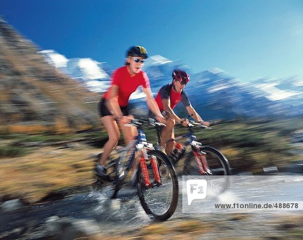 Freizeit Berg Reise Fahrrad Rad Bach Alpen Herbst Vitalität
