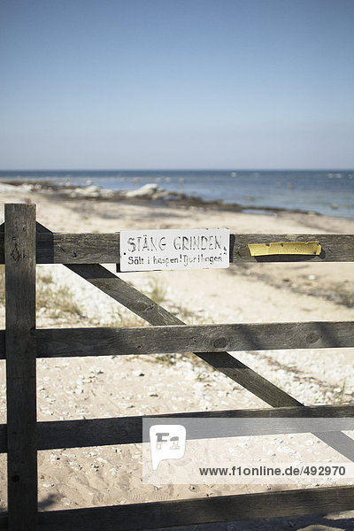 Eine geschlossene Tor am Strand.