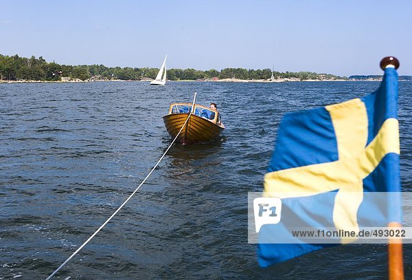 Eine Frau in einem Boot in den Stockholmer Schären.