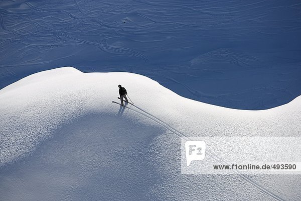 Ein Skifahrer in den Alpen.