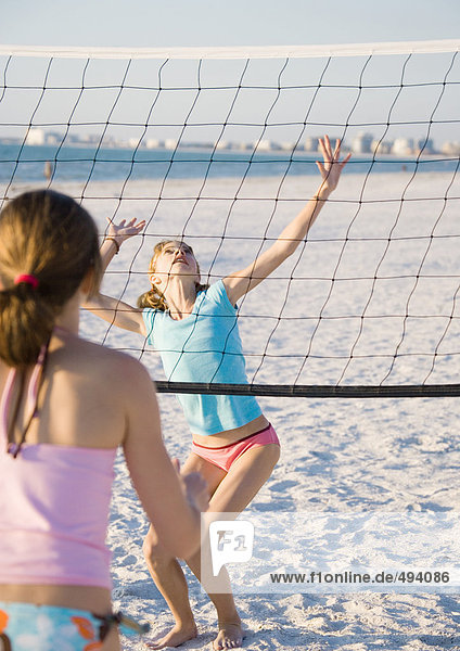 Preteen Mädchen spielen Beachvolleyball