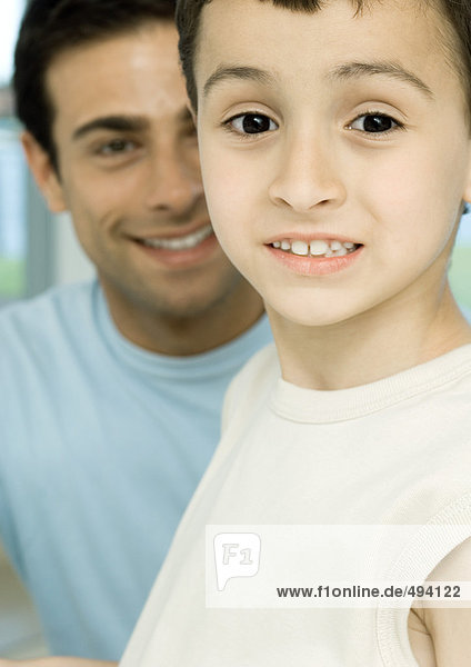 Junge mit Vater im Hintergrund  Portrait