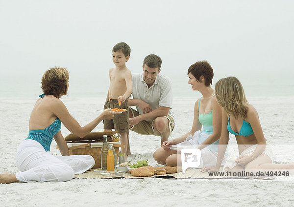 Gruppe beim Picknick am Strand