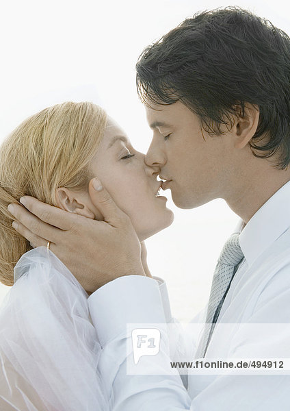 Braut und Bräutigam küssen  Portrait