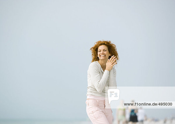 Frau lacht am Strand