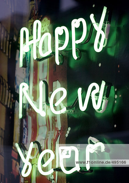 Happy New Year im Neonlicht geschrieben