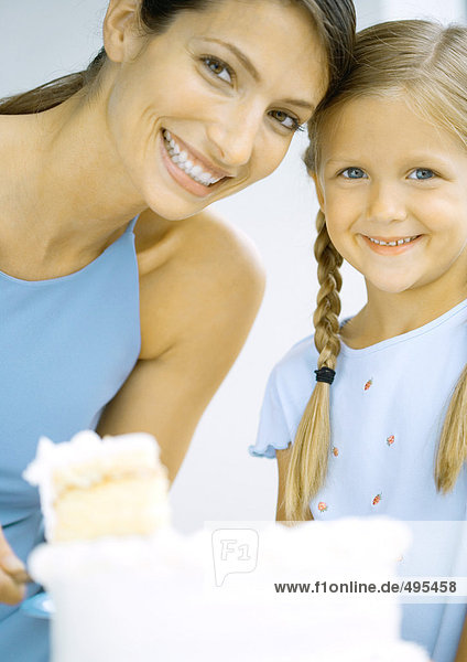 Mutter und Tochter mit Kuchen